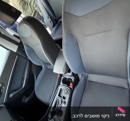 מושבי רכב נקיים ללא כתמים או לכלוך